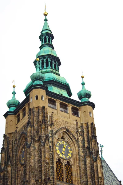布拉格。2019年5月10日：捷克共和国布拉格，布拉格城堡，圣维他大教堂，通往金库的楼梯。圣维他大教堂屋顶哥特式装饰细节. — 图库照片