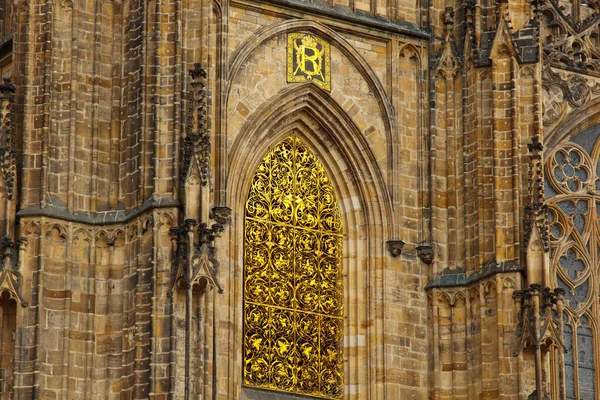 Praga. 05.10.019: La Catedral Metropolitana de San Vito, Wenceslao y Adalberto es una catedral católica con espectaculares vidrieras medievales . — Foto de Stock