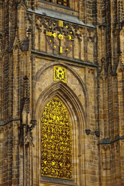 Prague. 05.10.019 : La cathédrale métropolitaine de Saint-Vitus, Venceslas et Adalbert est une cathédrale catholique romaine avec des vitraux médiévaux spectaculaires . — Photo