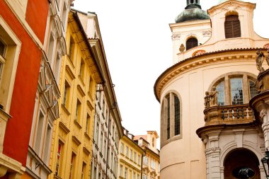 Prag, Çek Cumhuriyeti. 10.05.2019: Prag 'daki eski tarihi binaların pencereleriyle ön cephenin yakın görüntüsü. Retro, eski moda, eski moda, geçen yüzyıl..