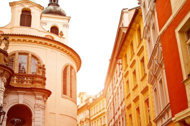 Prag, Çek Cumhuriyeti. 10.05.2019: Prag 'daki eski tarihi binaların pencereleriyle ön cephenin yakın görüntüsü. Retro, eski moda, eski moda, geçen yüzyıl..