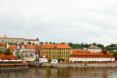 Prag 'da. 05.10.2019: Prag 'ın eski kasaba binalarının ve Çek Cumhuriyeti' nin Prag kentindeki eski belediye binasının tepesinden görülen barok tarzı evlerin turuncu renkli çatıları. Panorama.