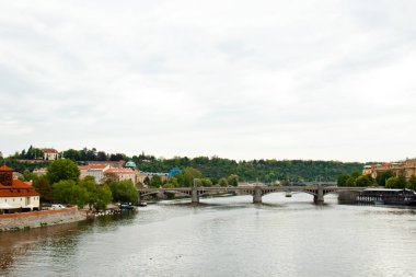Prag 'da. 05.10.2019: Prag 'ın eski kasaba binalarının ve Çek Cumhuriyeti' nin Prag kentindeki eski belediye binasının tepesinden görülen barok tarzı evlerin turuncu renkli çatıları. Panorama.