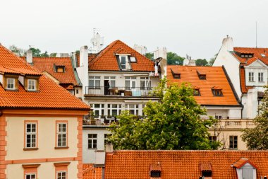 Prag 'da. 05.10.2019: Prag 'ın eski kasaba binalarının ve Çek Cumhuriyeti' nin Prag kentindeki eski belediye binasının tepesinden görülen barok tarzı evlerin turuncu renkli çatıları. Panorama.