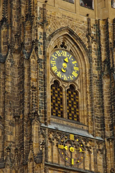 Praga. 05.10.019: La Cattedrale Metropolitana di San Vito, Venceslao e Adalberto è una cattedrale cattolica romana con spettacolari vetrate medievali . — Foto Stock