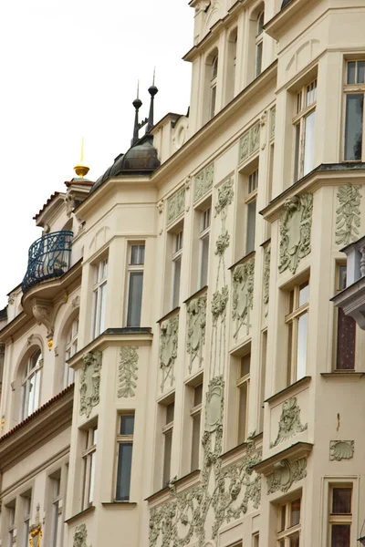 Prague, République tchèque. 10.05.2019 : Vue rapprochée de la façade avec fenêtres d'anciens bâtiments historiques à Prague. Rétro, démodé, vintage, siècle dernier . — Photo
