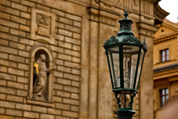 Praga. 05.10.2019: Lampada stradale Praga. Torcia in ferro battuto sulla parete di fondo di un antico edificio . — Foto Stock