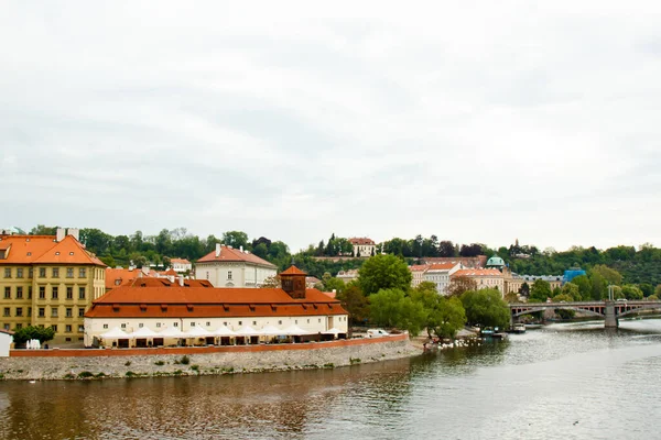Prag 'da. 05.10.2019: Prag 'ın eski kasaba binalarının ve Çek Cumhuriyeti' nin Prag kentindeki eski belediye binasının tepesinden görülen barok tarzı evlerin turuncu renkli çatıları. Panorama. — Stok fotoğraf