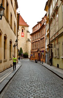 Prag, Çek Cumhuriyeti. 10.05.2019: Prag 'daki eski tarihi binaların pencereleriyle ön cephenin yakın görüntüsü. Şehir merkezindeki terk edilmiş binaların fotoğrafı. Retro, eski moda, eski model., .