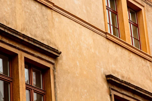 Praga, Republika Czeska. 10.05.2019: Widok z bliska na fasadę z oknami starych historycznych budynków w Pradze. Zdjęcie opuszczonych budynków w centrum miasta. Retro, staromodny, vintage, . — Zdjęcie stockowe