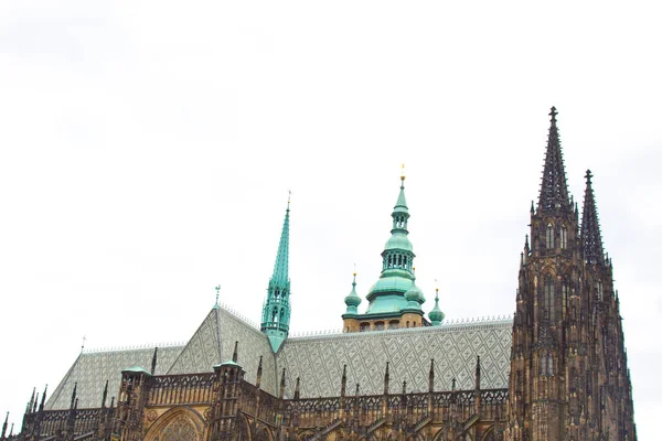 Praga. 10.05.2019: Escadaria para o tesouro, Catedral de São Vito, Castelo de Praga, Praga, República Checa. Detalhe ornamental gótico do telhado Catedral de São Vito . — Fotografia de Stock