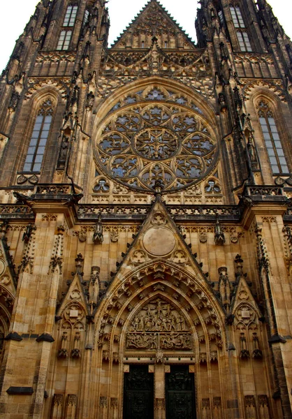 Prag 'da. 05.10.2019: Metropolitan Saints Vitus, Wenceslaus ve Adalbert Katedrali, Gotik mimarinin mükemmel bir örneği. Saati olan Altın Kapı Güney Kulesi. — Stok fotoğraf