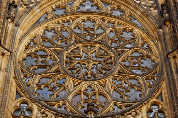 Praga. 10.05.2019: Vista detallada de la ventana redonda de mosaico gótico de la catedral de San Vito en el castillo de Praga en Praga, República Checa . — Foto de Stock