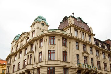 Prag, Çek Cumhuriyeti. 10.05.2019: Prag 'daki eski tarihi binaların pencereleriyle ön cephenin yakın görüntüsü. Retro, eski moda, eski moda, geçen yüzyıl..