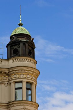 Prag, Çek Cumhuriyeti. 10.05.2019: Prag 'daki eski tarihi binaların pencereleriyle ön cephenin yakın görüntüsü. Retro, eski moda, eski moda, geçen yüzyıl..