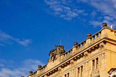 Prag, Çek Cumhuriyeti. 10.05.2019: Prag 'daki eski tarihi binaların pencereleriyle ön cephenin yakın görüntüsü. Retro, eski moda, eski moda, geçen yüzyıl..