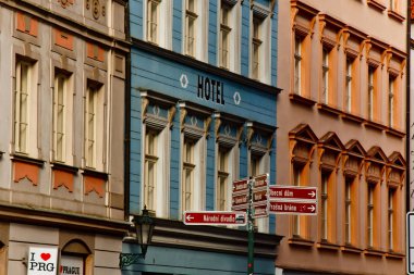 Prag, Çek Cumhuriyeti. 10.05.2019: Prag 'daki eski tarihi binaların pencereleriyle ön cephenin yakın görüntüsü. Retro, eski moda, eski moda, geçen yüzyıl..