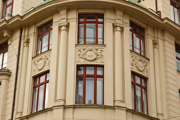 Prag, Tschechien. 10.05.2019: Nahaufnahme der Fassade mit Fenstern alter historischer Gebäude in Prag. Retro, altmodisch, Jahrgang, letztes Jahrhundert. — Stockfoto