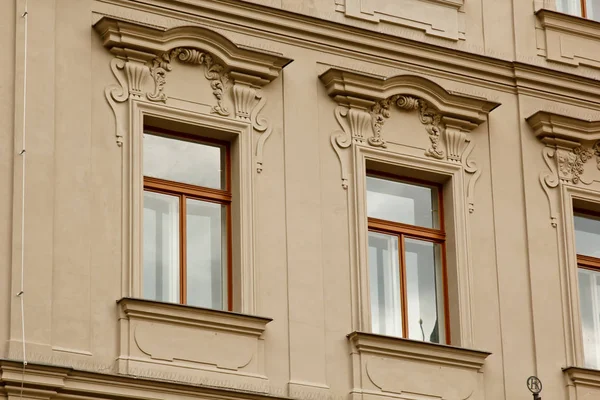 Praga, Republika Czeska. 10.05.2019: Widok z bliska na fasadę z oknami starych historycznych budynków w Pradze. Retro, staromodny, rocznik, zeszły wiek. — Zdjęcie stockowe