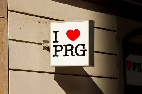 Prága, Csehország. 10.05.2019: "Szeretem Prágát" felirat a plakáton a bolt bejáratánál. — Stock Fotó