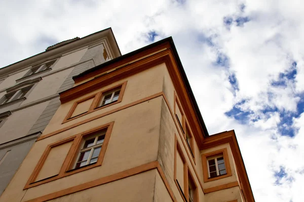 Praga, Republika Czeska. 10.05.2019: Widok z bliska na fasadę z oknami starych historycznych budynków w Pradze. Retro, staromodny, rocznik, zeszły wiek. — Zdjęcie stockowe