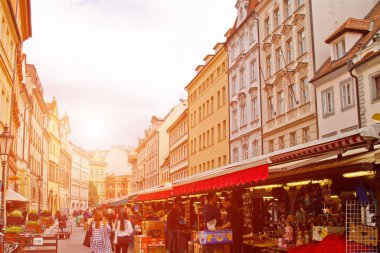Prag, Çek Cumhuriyeti. 10.05.2019: Prag 'daki eski tarihi binaların pencereleriyle ön cephenin yakın görüntüsü. Retro, eski moda, eski moda, geçen yüzyıl..