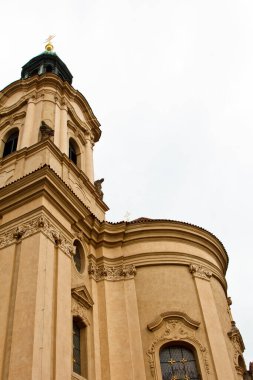Prag, Çek Cumhuriyeti. 10.05.2019: Prag 'daki eski tarihi binaların pencereleriyle ön cephenin yakın görüntüsü. Retro, eski moda, eski moda, geçen yüzyıl..