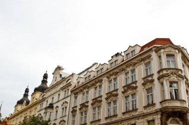 Prag, Çek Cumhuriyeti. 10.05.2019: Prag 'daki eski tarihi binaların pencereleriyle ön cephenin yakın görüntüsü. Retro, eski moda, eski moda, geçen yüzyıl..