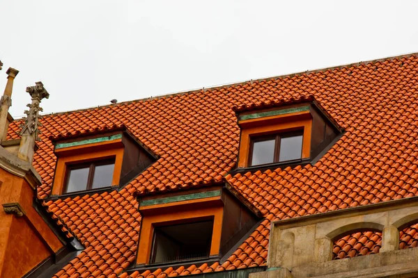 Praga. 05.10.2019: Niski poziom światła na dachu w kolorze patina red. Małe miasto w Pradze typowy materiał dachowy. Stare pokrycia dachowe dachówek glinianych. Różne odcienie pomarańczy i plamy. — Zdjęcie stockowe