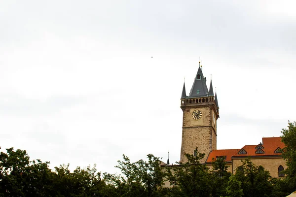 Praga. 05.10.2019: Tetti color arancio degli edifici del centro storico di Praga e case in stile barocco viste dalla cima della vecchia torre del municipio, Praga, Repubblica Ceca. Panorama . — Foto Stock