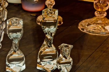 Prag, Çek Cumhuriyeti. 10.05.2019: Eski Şehir Meydanı 'ndaki bir hediyelik eşya dükkanının sunduğu Bohem camı. Değerli eşyalar, pahalı yemekler. Kristal.