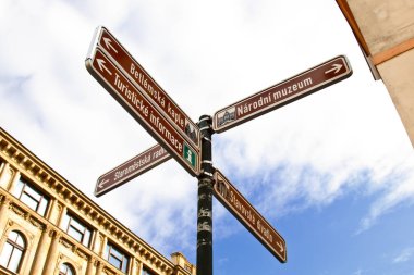 Prag 'da. 05.10.2019: Prag 'da binaların ve gökyüzünün arka planında sokak isimlerinin yazılı olduğu metal bir tabela.