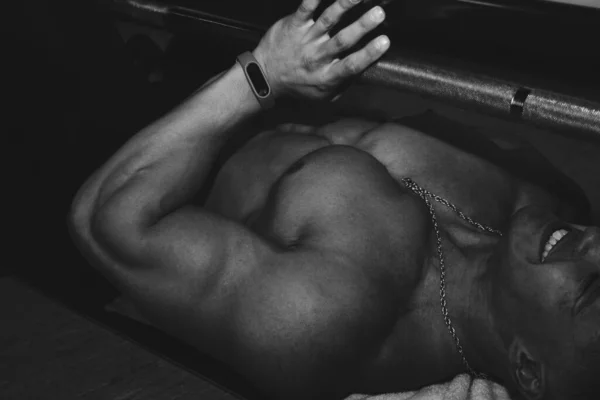Zwart Wit Foto Mannelijke Krachtige Biceps Close Een Sportschool Carrosseriebouwer — Stockfoto