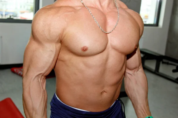 Man Kraftfulla Biceps Närbild Gym Kroppsbyggare Vacker Svullen Manlig Kropp — Stockfoto