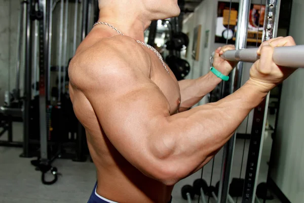 Mannelijke Krachtige Biceps Close Een Sportschool Carrosseriebouwer Mooi Gezwollen Mannelijk — Stockfoto