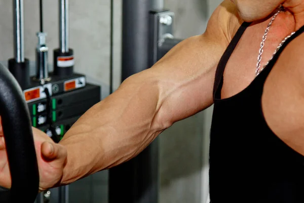 Mężczyzna Potężny Biceps Zbliżenie Siłownia Budowniczy Ciała Piękne Spuchnięte Męskie — Zdjęcie stockowe