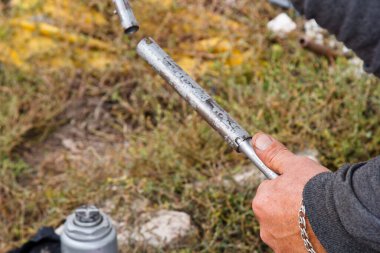 Elektrikli tornavida dışında lastik değiştirme otomatik mekanik adam. Araba servisi. Elleri Lastik tekerlekli yerine. Lastik yükleme kavramı