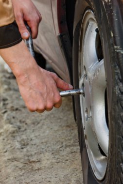 Elektrikli tornavida dışında lastik değiştirme otomatik mekanik adam. Araba servisi. Elleri Lastik tekerlekli yerine. Lastik yükleme kavramı