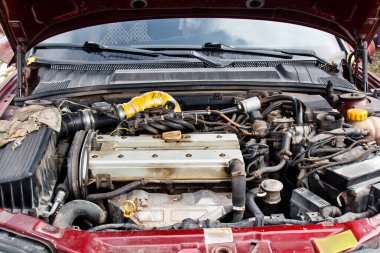 Paslı ve kirli otomobil parçaları, su sızıntısı ve kötü araba bakımı olan eski kullanılmış dizel motor.