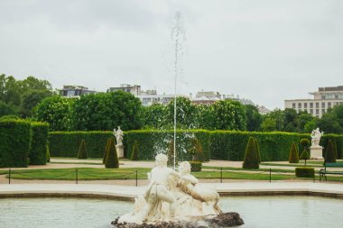 Viyana, Avusturya - 11, 05, 2019: Belvedere parkında çeşme ve heykeller. Su sıçrıyor Güzel manzara