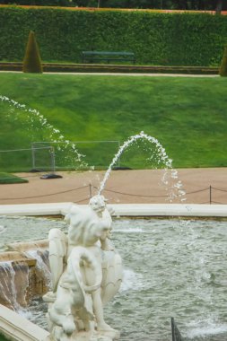 Viyana, Avusturya - 11, 05, 2019: Belvedere Bahçeleri, İmparatorluk Barok Parkı, göller, çeşmeler, periler, arka planda Aşağı Belvedere Sarayı, Bulutlu yaz günü