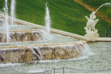 Viyana, Avusturya - 11, 05, 2019: Bulutlu bir yaz günü. Belvedere bahçeleri, gölleri, çeşmeleri, perileri ve arka planda Belvedere sarayı olan bir imparatorluk barok parkı.