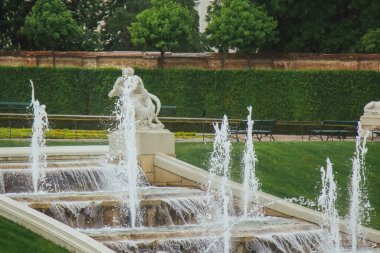Vienna, Avusturya - 05.2011 olabilir: Çeşmeler ve Belvedere Sarayı ve Parkı şehrin tarihi kesiminde karmaşık heykel