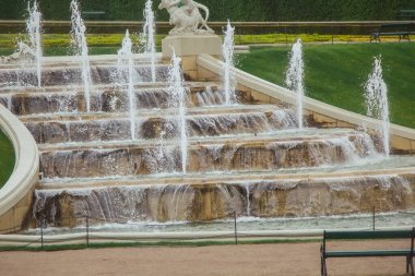 Viyana, Avusturya - 11, 05, 2019: Belvedere Bahçeleri, arkasında göller, periler ve Aşağı Belvedere Sarayı olan İmparatorluk Barok Parkı. Çağlayarak akan sular, heykeller,