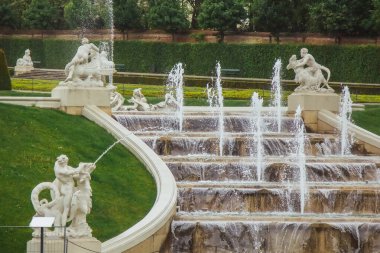 Viyana, Avusturya - 11, 05, 2019: Belvedere Bahçeleri, arkasında göller, periler ve Aşağı Belvedere Sarayı olan İmparatorluk Barok Parkı. Çağlayarak akan sular, heykeller,