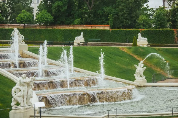 ウィーン オーストリア 2019 曇りの夏の日 ベルヴェデーレ庭園 ニンフ 背景に低いベルヴェデーレ宮殿を持つ帝国バロック様式の公園 — ストック写真