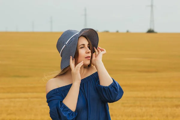 Young Beautiful Blonde Girl Middle Wheat Field Posing Looking Camera — Stock Photo, Image