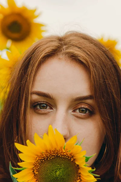 Retrato Close Uma Menina Bonita Bonito Sexy Com Cabelos Vermelhos — Fotografia de Stock