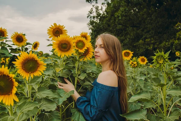 Retrato Uma Menina Bonita Bonito Sexy Vestido Azul Com Flores — Fotografia de Stock