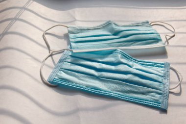 Vitaminler ve doktor maskesi, gri arka planda izole edilmiş Corona virüsü koruma konsepti. Solunum maskesi ve haplar. Coronavirus, hastane veya çevre kirliliği yüz maskelemeyi korur